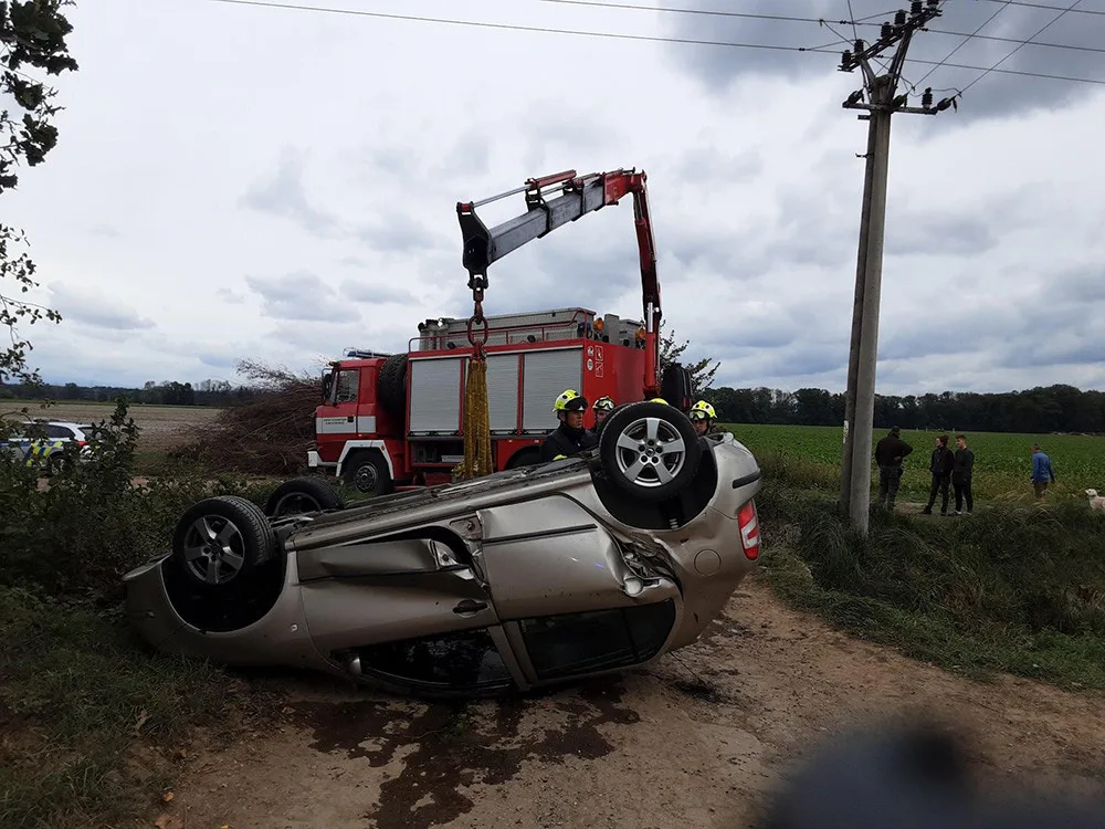 Senior z Olomoucka nechal vyzkoušet auto mladou dívku, z potoka je zachraňovali hasiči