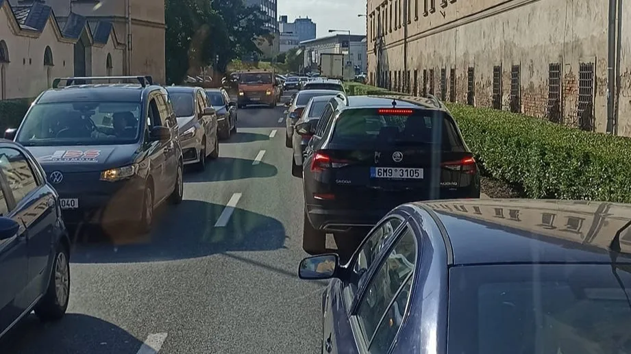 Zpoždění, kolony, ucpané ulice. Opravy v Olomouci byly nutné, celková uzavírka je rychlejší, vysvětlují silničáři