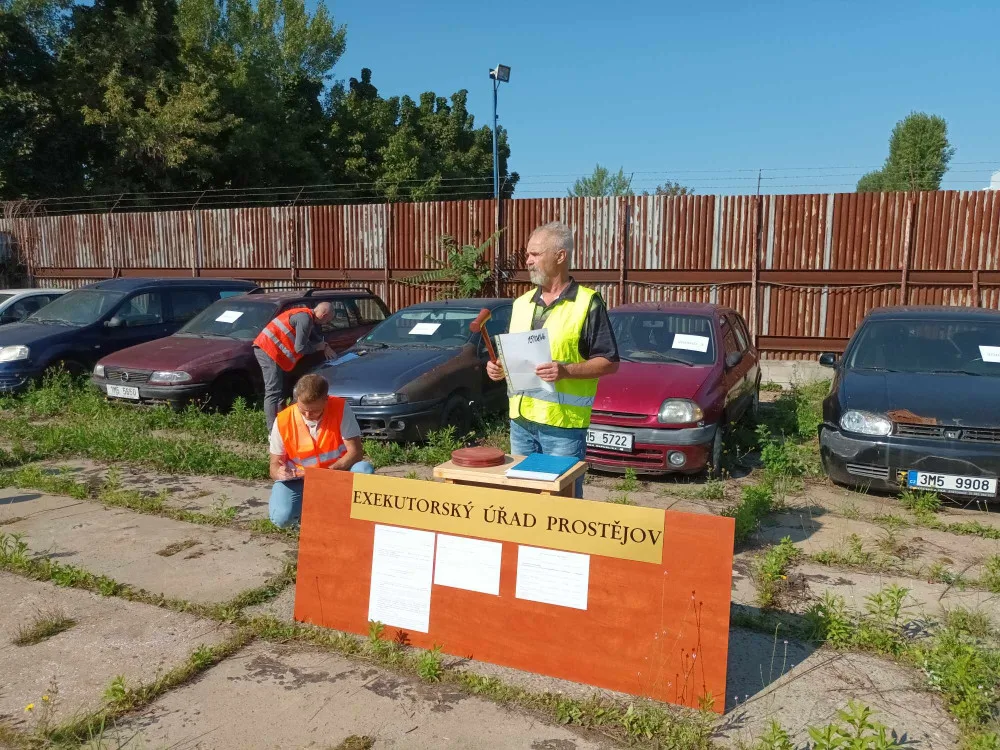 Je libo Opel Astra za dva tisíce pět set korun? Prostějov poprvé dražil vraky aut odtažených z ulic