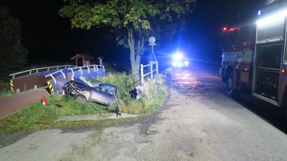 U Mohelnice opilý mladík nezvládl jízdu, zničil zábradlí na mostě a skončil v příkopu. Vůz je na odpis