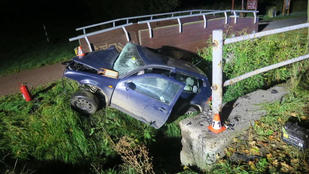 U Mohelnice opilý mladík nezvládl jízdu, zničil zábradlí na mostě a skončil v příkopu. Vůz je na odpis