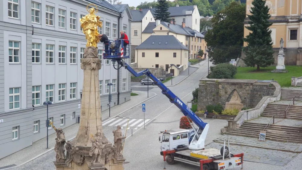 Restaurátor ve výšce šestnáct metrů opravil poškozenou sochu na Mariánském sloupu ve Šternberku