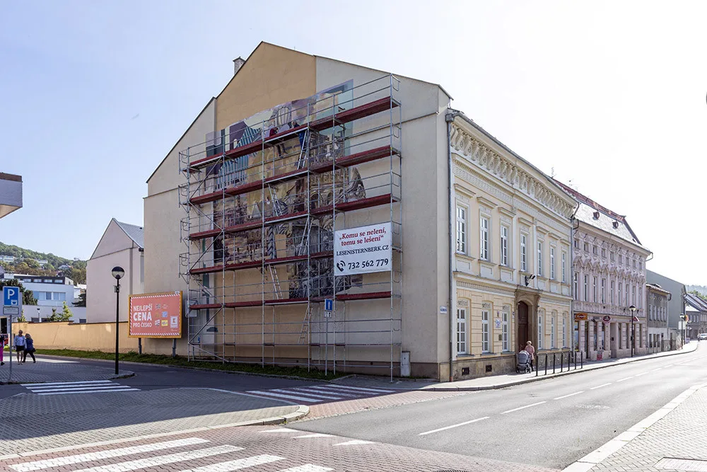 Malíř Vincent Chignier mění vzhled štítové zdi školy ve Šternberku