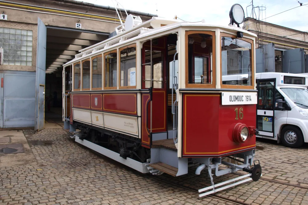 Do Olomouce se po 24 letech vrací historická tramvaj číslo 16. Stála v depozitáři Technického muzea v Brně