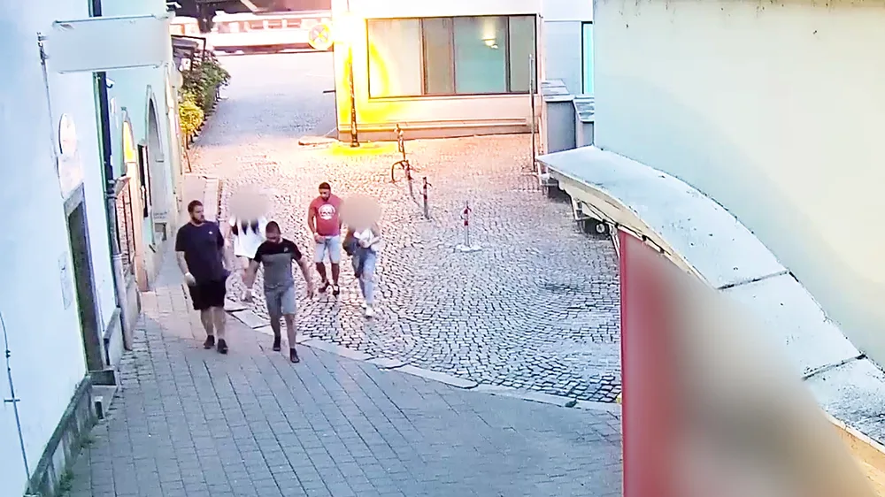 Policie vyšetřuje násilí v centru Olomouce. Hledá tři muže z videozáznamu