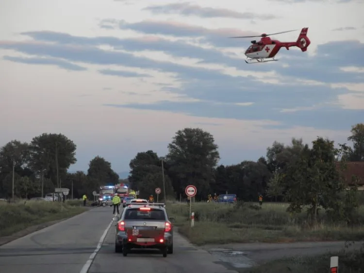 Osmasedmdesátiletý řidič nedal u Mostkovic přednost. Tři lidé skončili v nemocnici, škoda je 350 tisíc