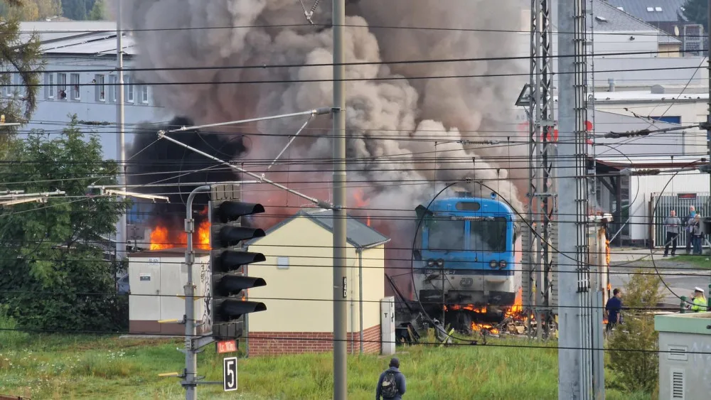 VIDEO: Na železničním přejezdu v Olomouci se srazil kamion s osobním vlakem. Na místě hořelo