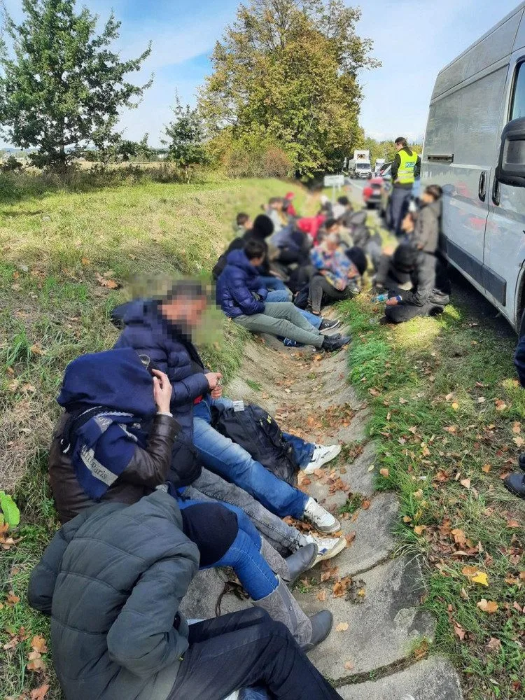 U D35 v Mohelnici stála podezřelá dodávka, uvnitř se tísnilo 41 migrantů ze Sýrie