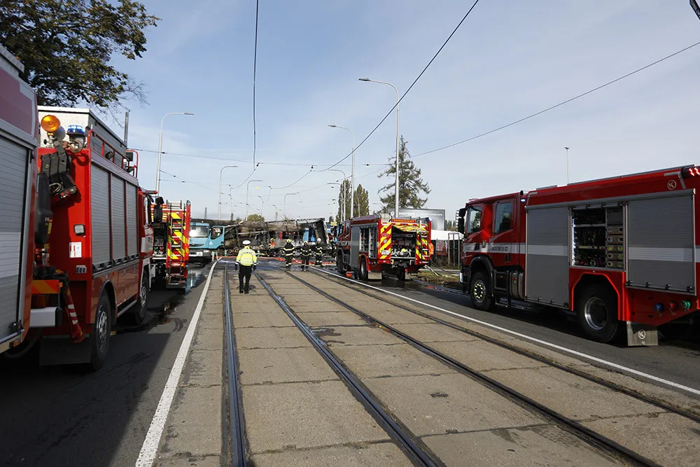 Nehoda na přejezdu v Olomouci se bude odklízet do noci. Poškozená může být i tramvajová trať