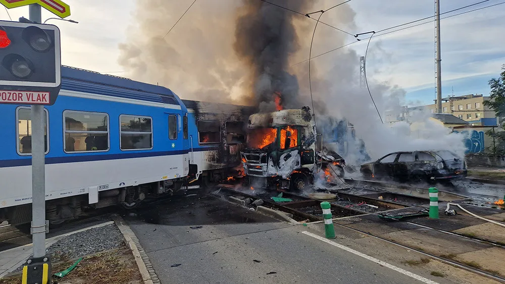 Nehoda na přejezdu v Olomouci se bude odklízet do noci. Poškozená může být i tramvajová trať