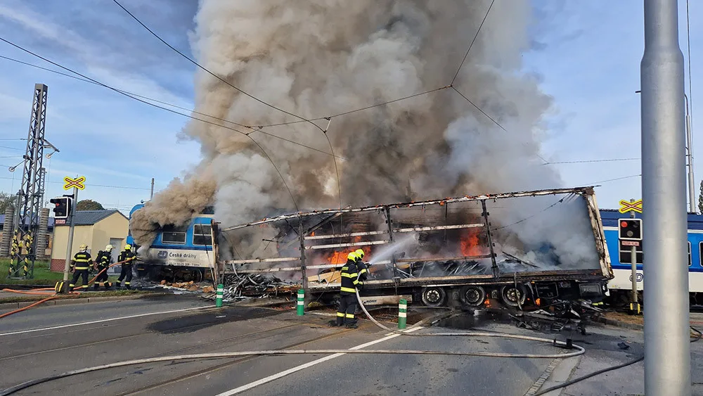 Nehoda na přejezdu v Olomouci se bude odklízet do noci. Poškozená může být i tramvajová trať