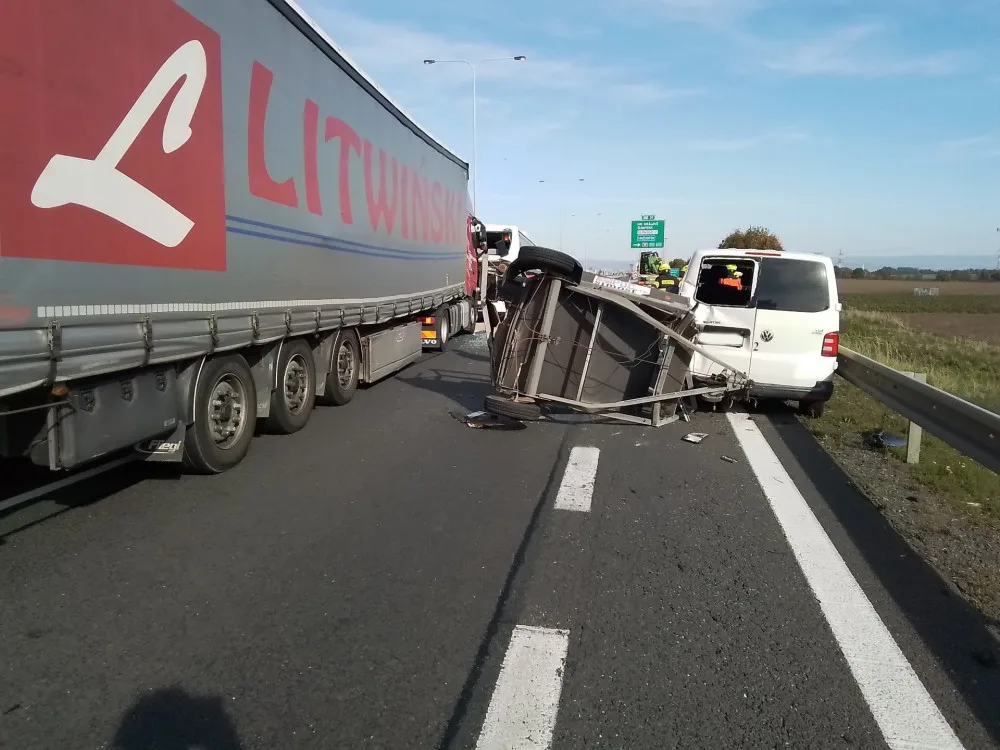 Dálnice z Prostějova na Olomouc je uzavřená kvůli havárii čtyř vozidel. Policie dopravu odklání