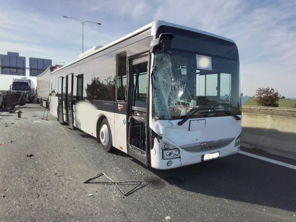 Dálnice z Prostějova na Olomouc je uzavřená kvůli havárii čtyř vozidel. Policie dopravu odklání