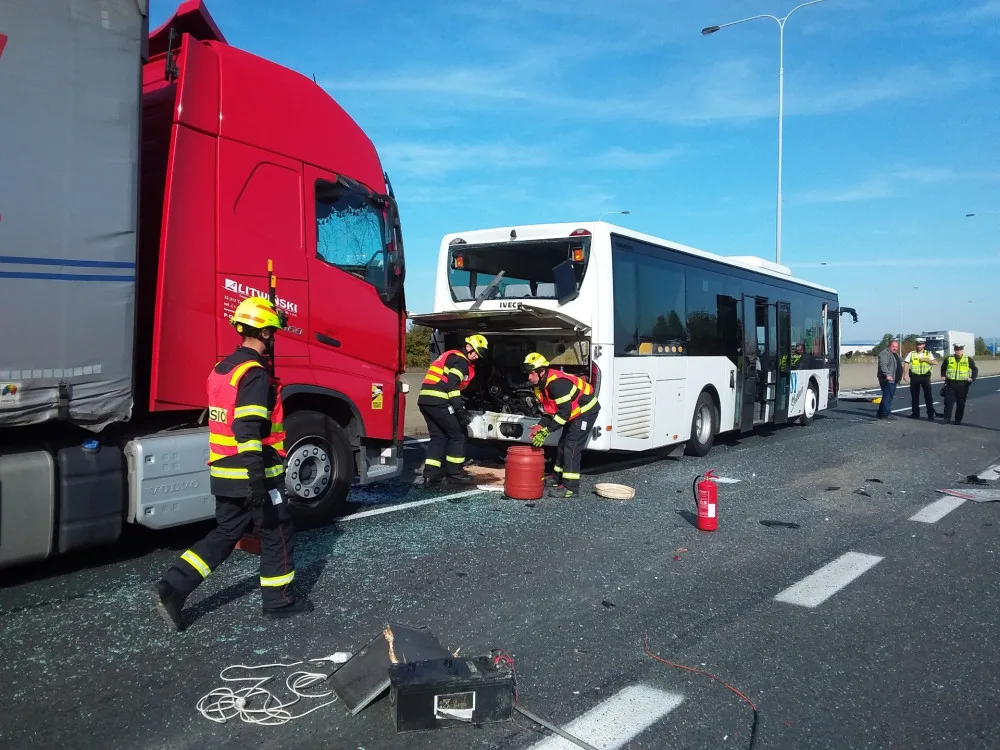 Dálnice z Prostějova na Olomouc je uzavřená kvůli havárii čtyř vozidel. Policie dopravu odklání