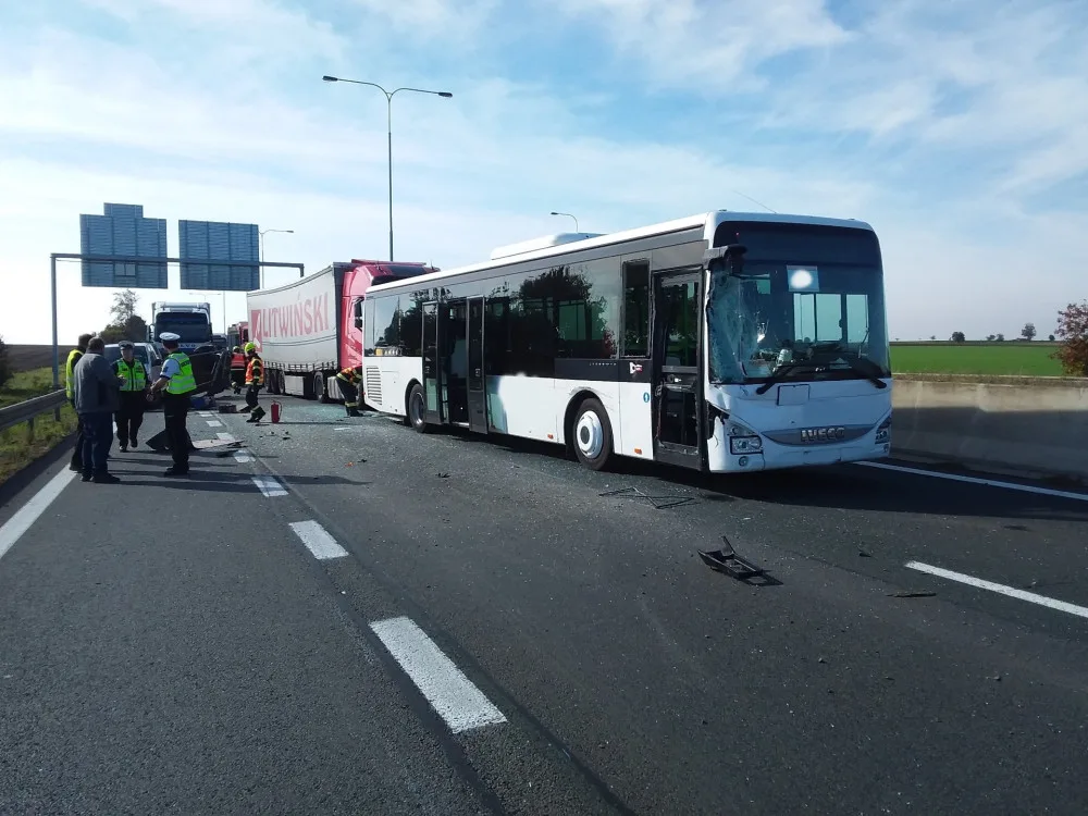 Dálnice z Prostějova na Olomouc je uzavřená kvůli havárii čtyř vozidel. Policie dopravu odklání