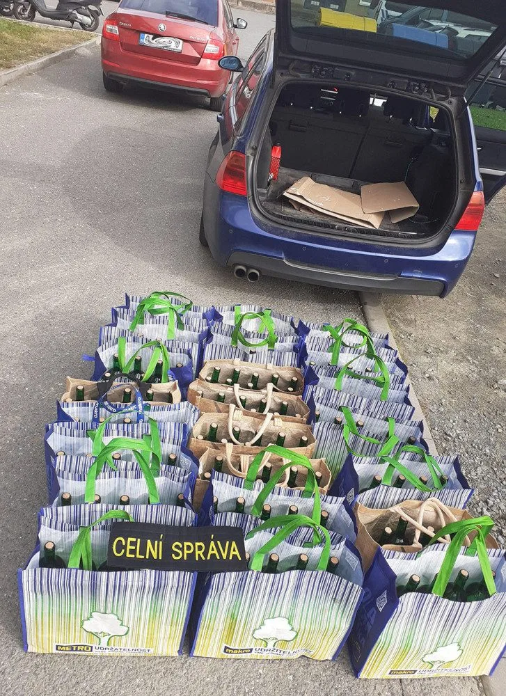 Přetížené BMW zaujalo v Olomouci celníky. Muž vezl 230 litrů nelegálního alkoholu