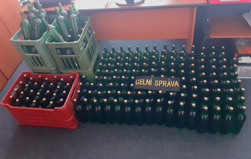VIDEO: Přetížené BMW zaujalo v Olomouci celníky. Muž vezl 230 litrů nelegálního alkoholu