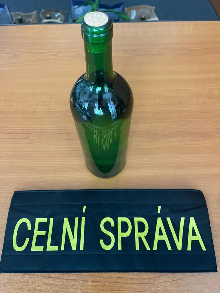 VIDEO: Přetížené BMW zaujalo v Olomouci celníky. Muž vezl 230 litrů nelegálního alkoholu