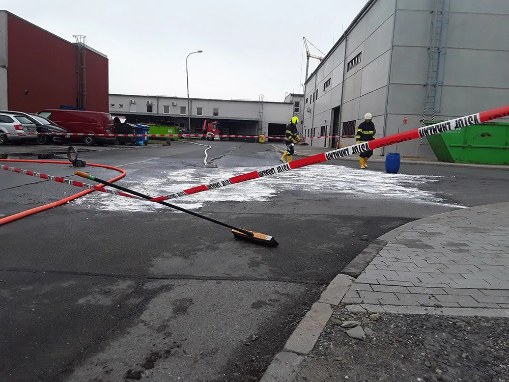 V Olomouci vyteklo 150 litrů koncentrované kyseliny do kanalizace, hasiči zasahují i u nedaleké řeky