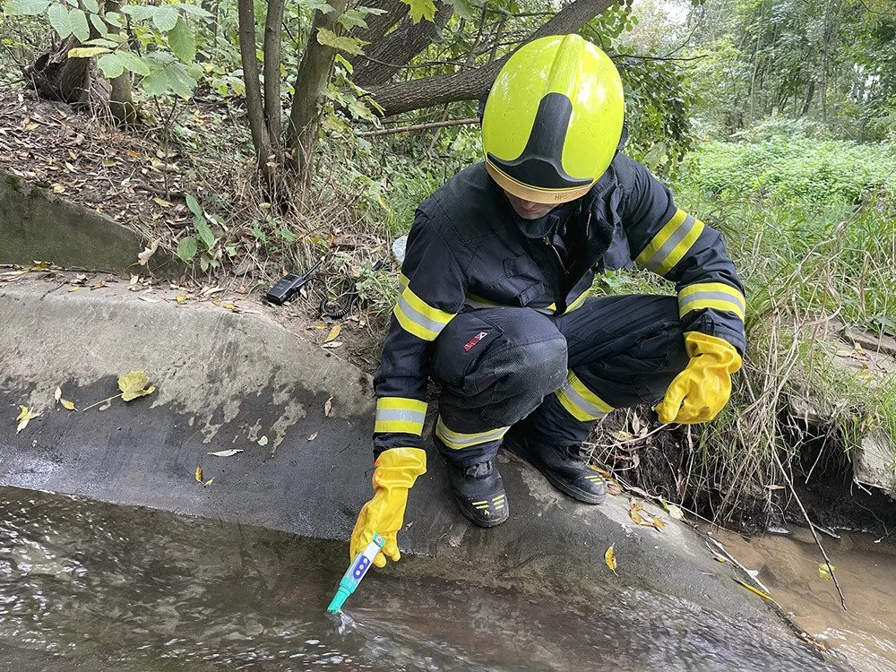 V Olomouci vyteklo do kanalizace 150 litrů koncentrované kyseliny, hasiči zasahují i u nedaleké řeky