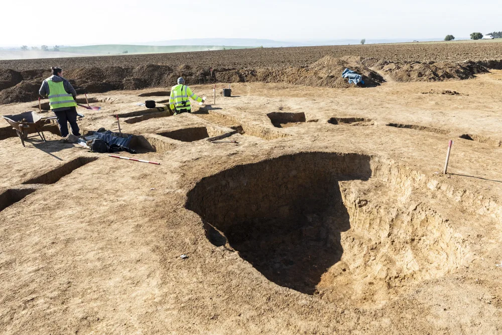 Archeologové zkoumají oblast určenou pro stavbu dálnice u Olomouce, odkryli pravěké i keltské hroby