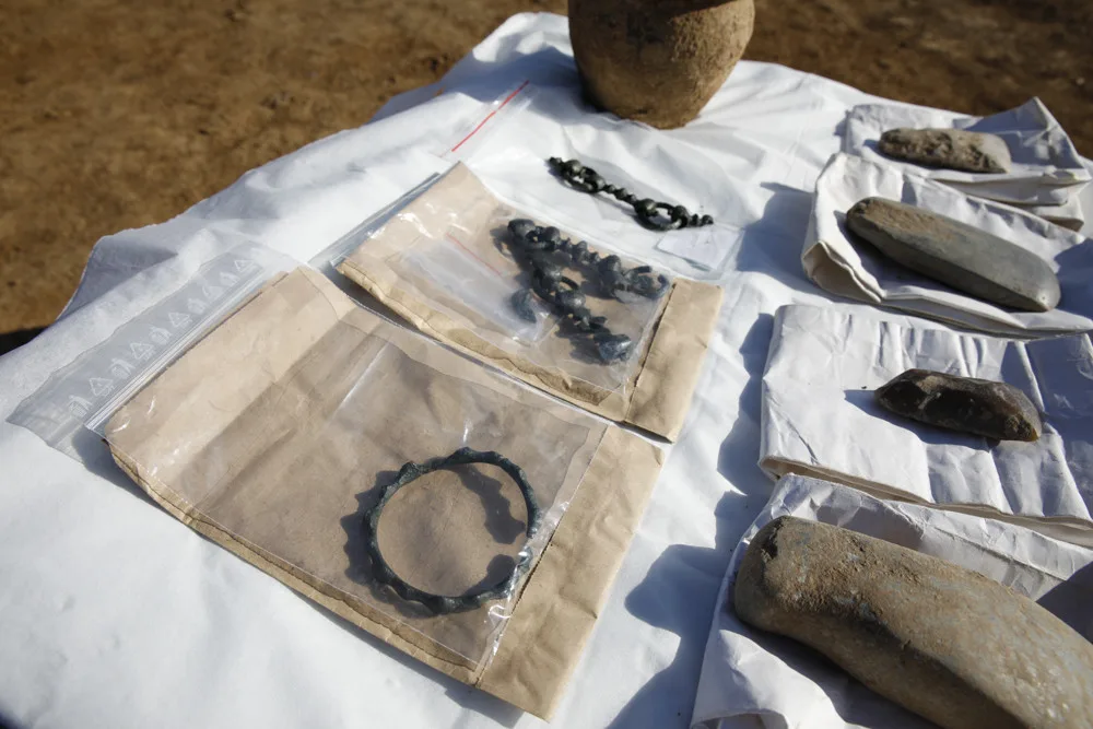 Archeologové zkoumají oblast určenou pro stavbu dálnice u Olomouce, odkryli pravěké i keltské hroby