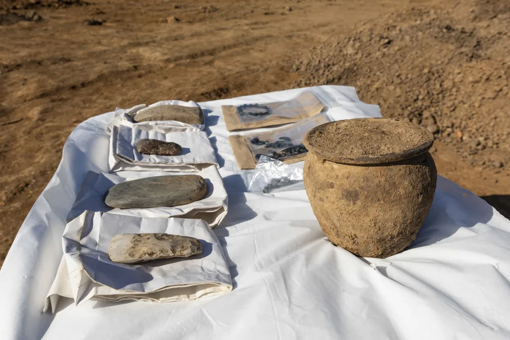 Archeologové zkoumají oblast určenou pro stavbu dálnice u Olomouce, odkryli pravěké i keltské hroby