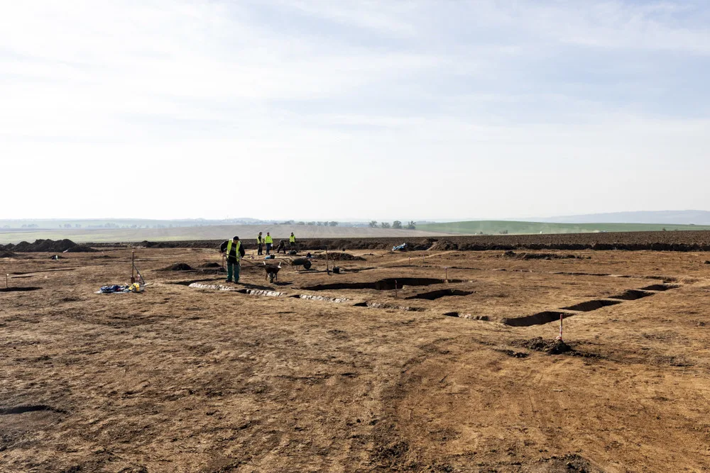 Archeologové zkoumají oblast určenou pro stavbu dálnice u Olomouce, odkryli pravěké i keltské hroby