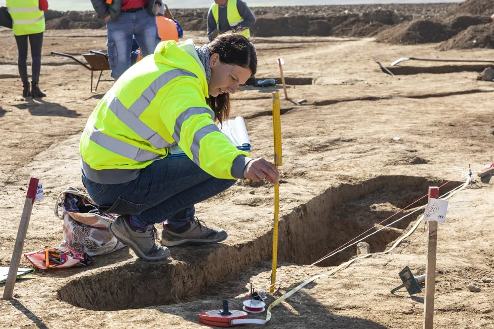 Archeologové zkoumají oblast určenou pro stavbu dálnice u Olomouce, odkryli pravěké i keltské hroby