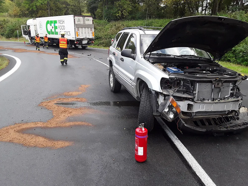 Nehoda zablokovala rušnou silnici nad Šternberkem. Hasiči řeší únik stovek litrů nafty
