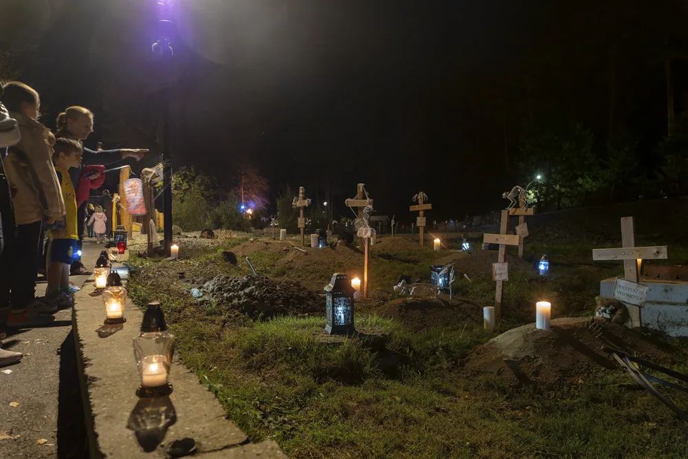 FOTOGALERIE: Strašidelné dekorace i ohňová show. Večer duchů na Svatý Kopeček přilákal davy