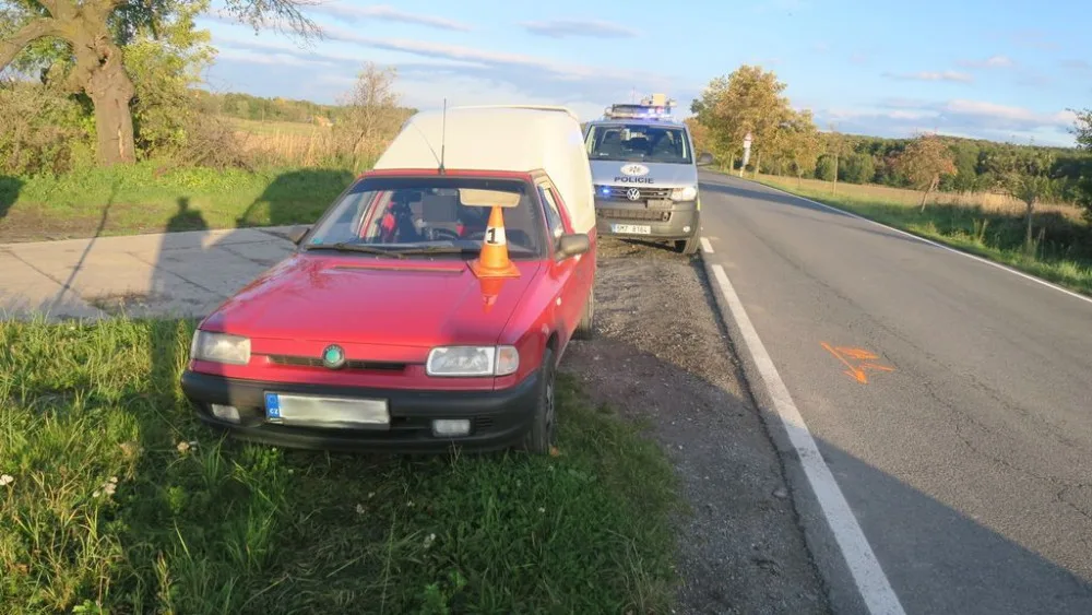 Řidič oslněný sluncem vjel na přejezd, když se blížil vlak. Musel prorazit závory, aby si zachránil život