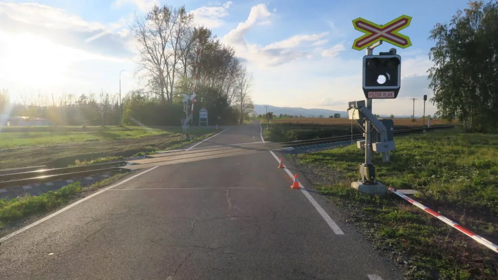 Řidič oslněný sluncem vjel na přejezd, když se blížil vlak. Musel prorazit závory, aby si zachránil život