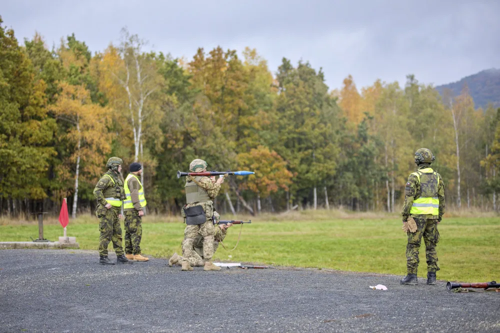 Střelby z RPG i dobývání zákopů. Ukrajinští vojáci cvičí na Libavé a dostali hodnotnou pomoc
