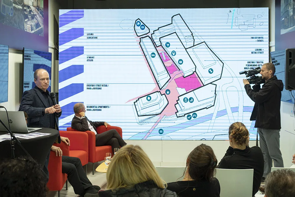 Architekt Robert Bishop (nalevo) při prezentaci plánované výstavby projektu Šantovka District