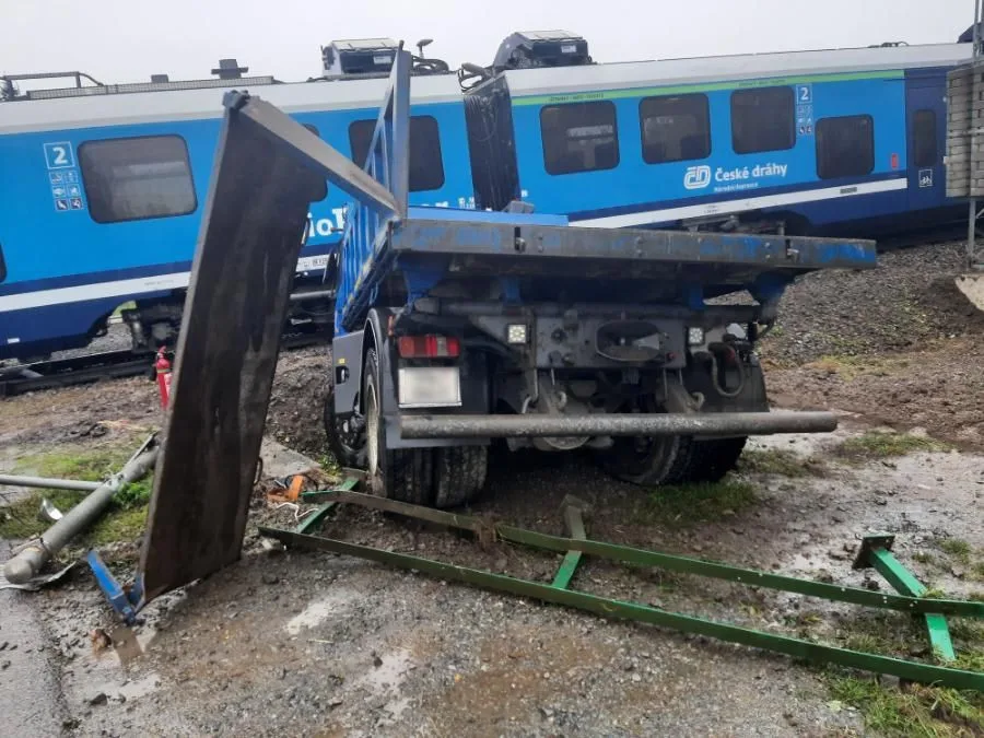 Ve Vikýřovicích se odpoledne srazilo nákladní vozidlo s osobním vlakem. Dva cestující jsou lehce zraněni