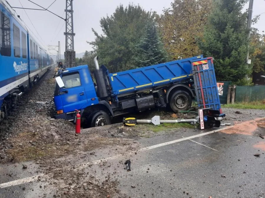 Ve Vikýřovicích se odpoledne srazilo nákladní vozidlo s osobním vlakem. Dva cestující jsou lehce zraněni