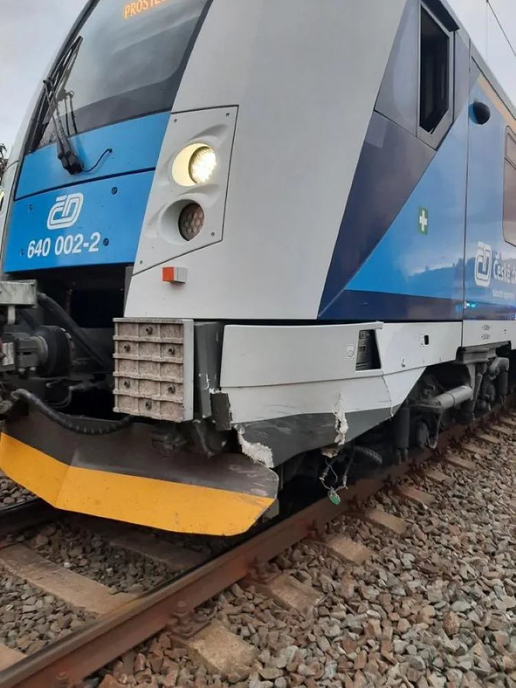 Na železničním přejezdu v Olomouci se auto srazilo s osobním vlakem. Řidič zřejmě přehlédl světla