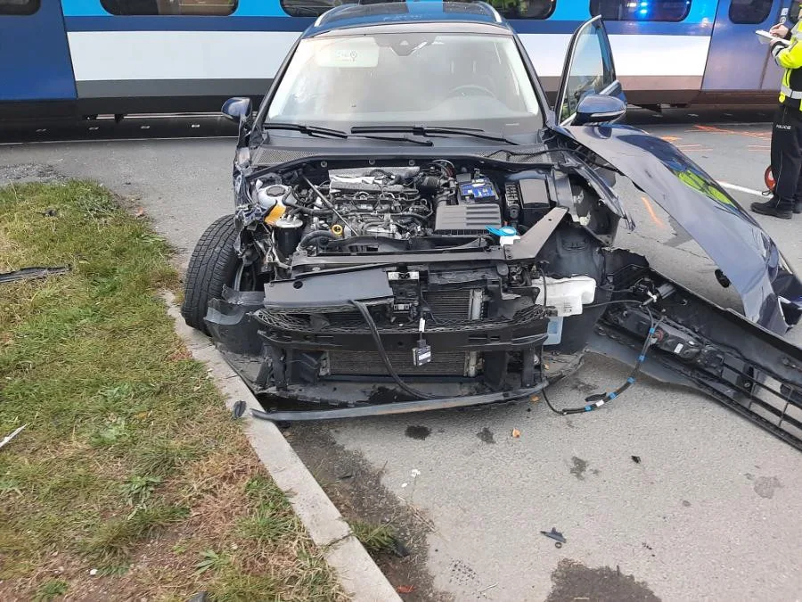 Na železničním přejezdu v Olomouci se auto srazilo s osobním vlakem. Řidič zřejmě přehlédl světla