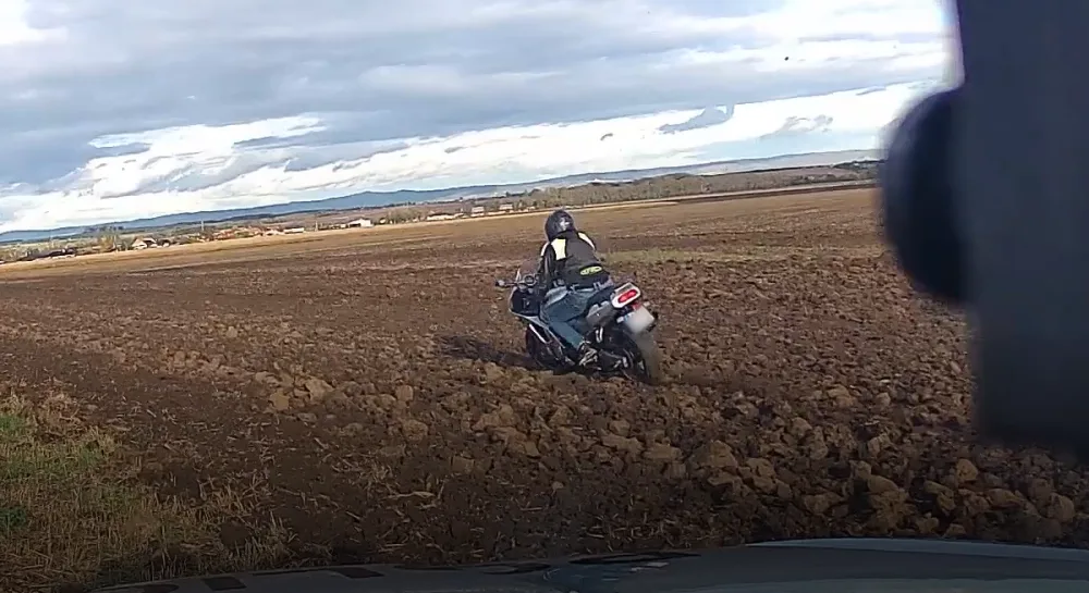 VIDEO: Zdrogovaný motorkář ujížděl před policisty rychlostí až 180 kilometrů. U Slatinic skončil na poli