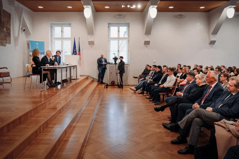 FOTOGALERIE: Prezident Pavel na univerzitě debatoval se studenty. Jeho choť otevřela mediační centrum
