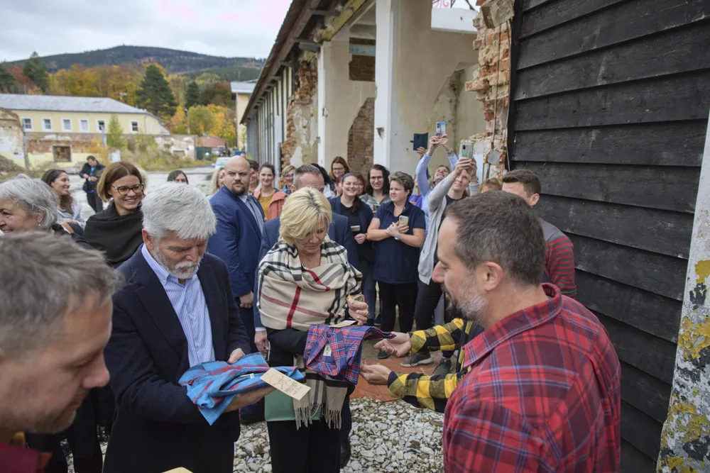 Prezident Pavel zavítal do továrny na flanelové košile. Náš nejlepší influencer, děkovali majitelé