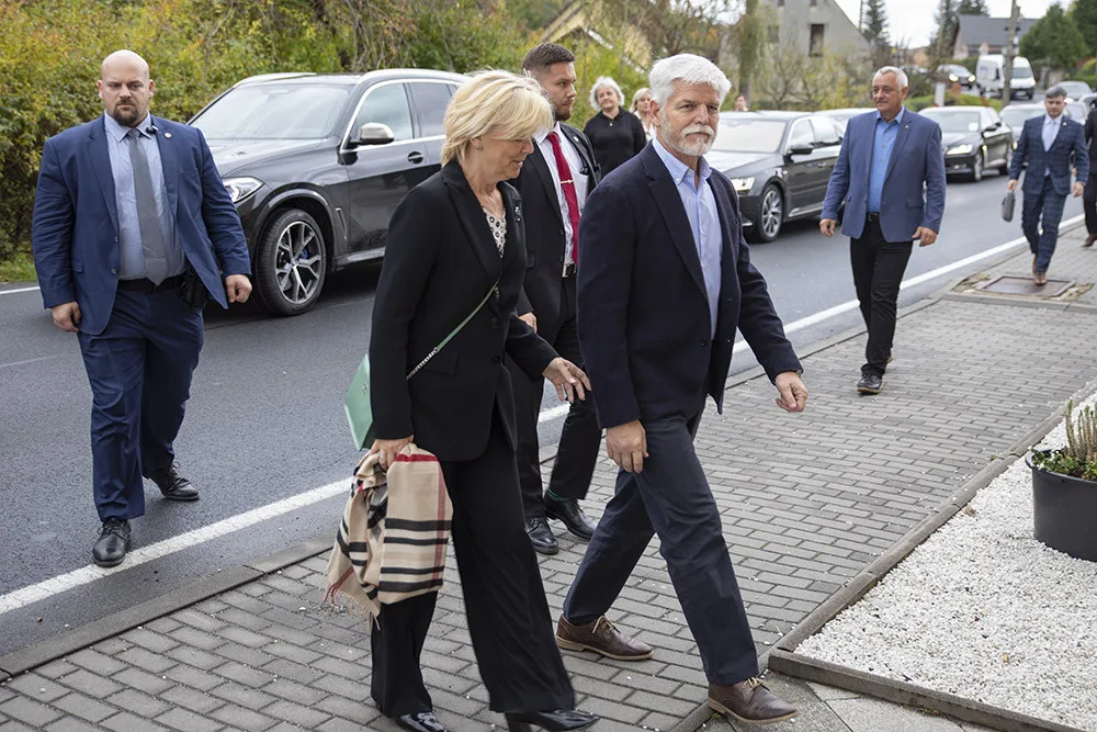 Prezident Petr Pavel s manželkou Evou během návštěvy obce Vápenná na Jesenicku v Olomouckém kraji