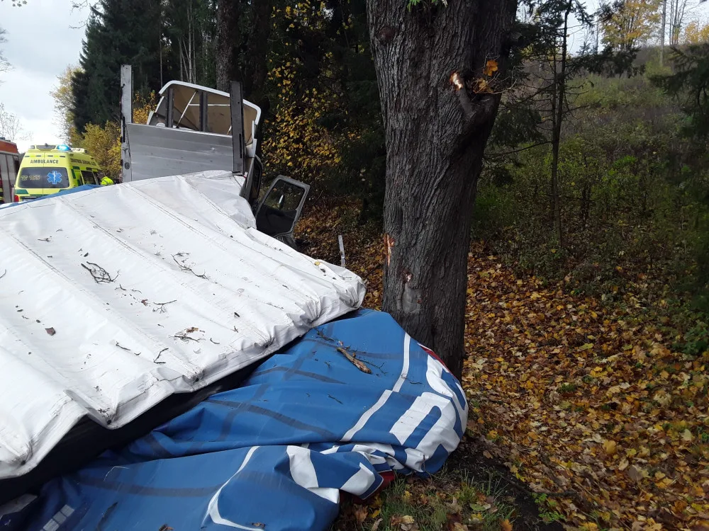 Na Šumpersku havaroval kamion, který převážel šest tun baterií. Do lesa unikla kyselina sírová