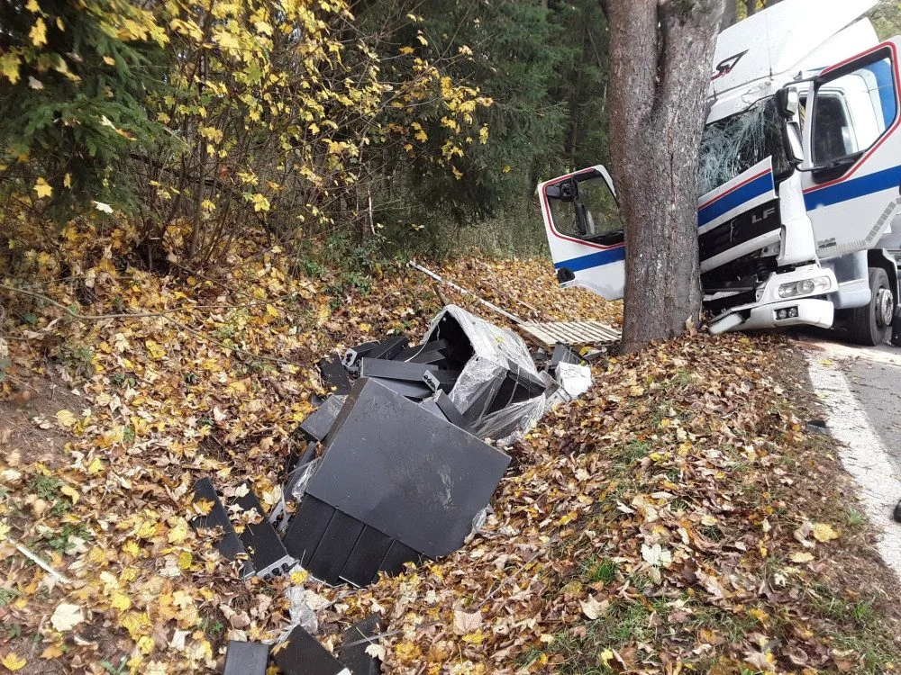 Na Šumpersku havaroval kamion, který převážel šest tun baterií. Do lesa unikla kyselina sírová