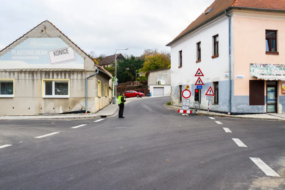 Konice se dočkala. Stavbaři dokončili opravy frekventované výpadovky na Prostějov, přibyli i chodníky