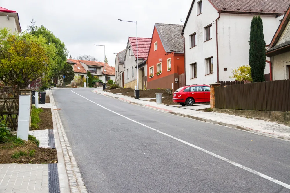 Konice se dočkala. Stavbaři dokončili opravy frekventované výpadovky na Prostějov, přibyli i chodníky