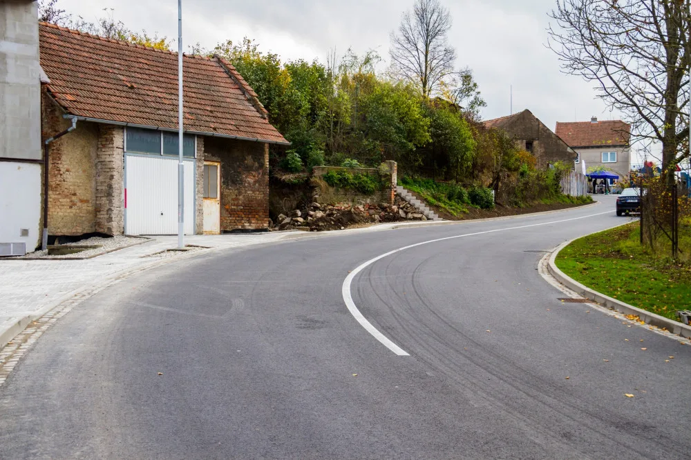 Konice se dočkala. Stavbaři dokončili opravy frekventované výpadovky na Prostějov, přibyli i chodníky