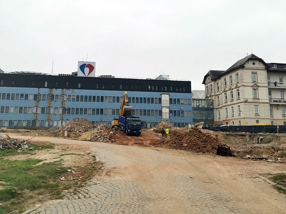 Demolice ikonické budovy se ve FN Olomouc natáhla o měsíce