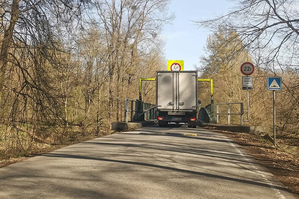 Ilustrační foto - jedna z nehod na mostu mezi obcemi Nové Zámky a Mladeč